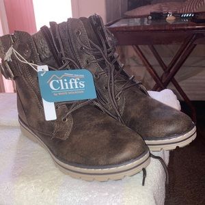 Woman’s boots size 8